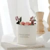 Flores Iluminadas: Vela en Caja con Fragancias Encantadoras