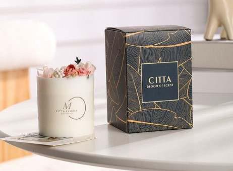 Flores Iluminadas: Vela en Caja con Fragancias Encantadoras