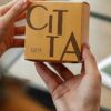 "Vela con Mecha de Madera Crujiente: La Magia del Sonido y la Luz"