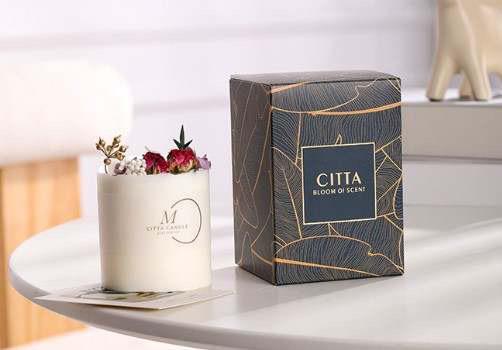 Flores Iluminadas: Vela en Caja con Fragancias Encantadoras